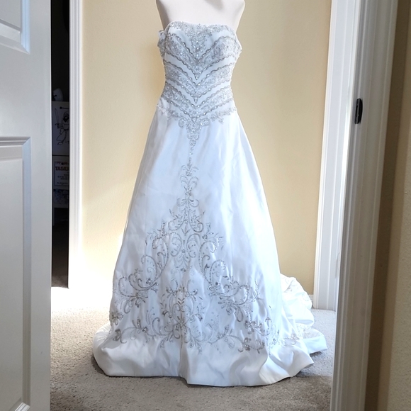 NWOT Allure Bridals Wedding Gown Size 4
